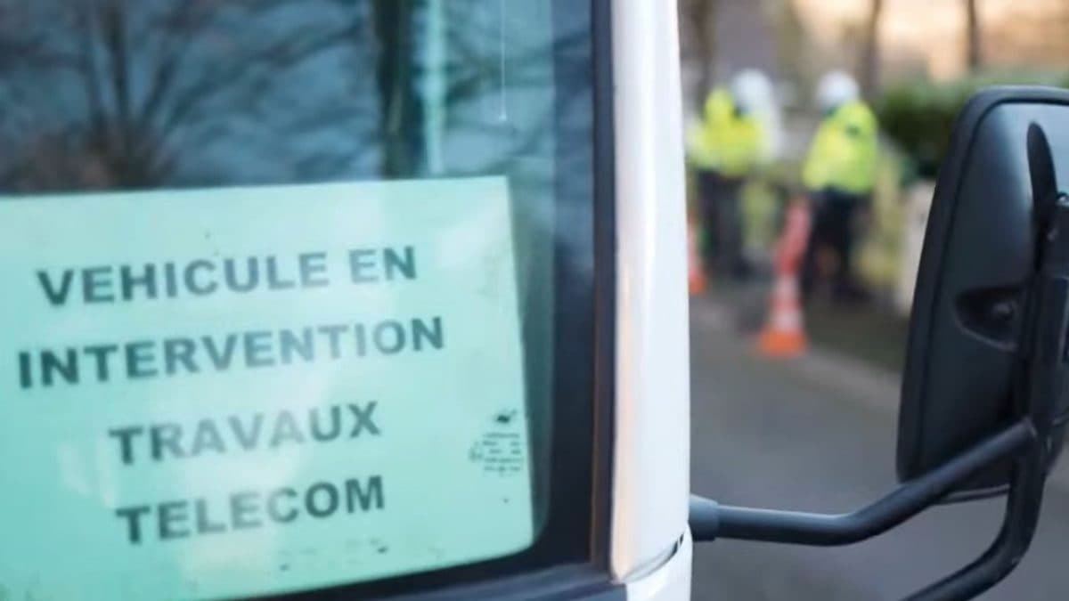 Pare-brise d'un véhicule MS FIBRE portant la mention « Véhicule en intervention — travaux télécom »